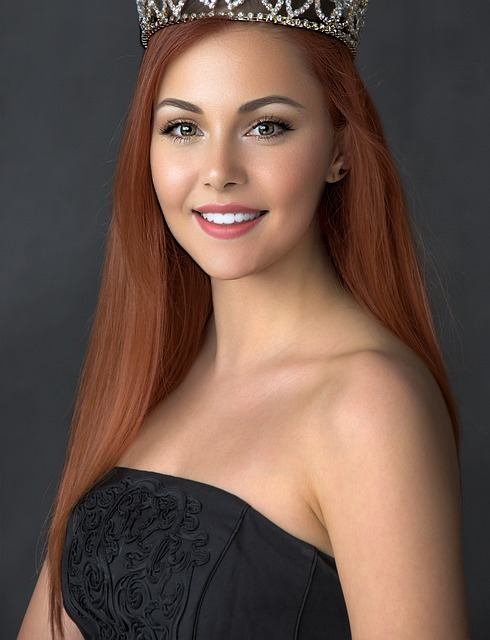 女歌手艾布拉姆斯談詹姆斯的笑容激發了我的創作靈感.